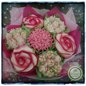 Small cupcake bouquet in pink & white colours. Suitable for birthday, Mother's Day, anniversary etc
